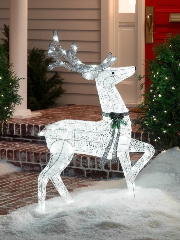 35 Outdoor Christmas Decorations For This Year